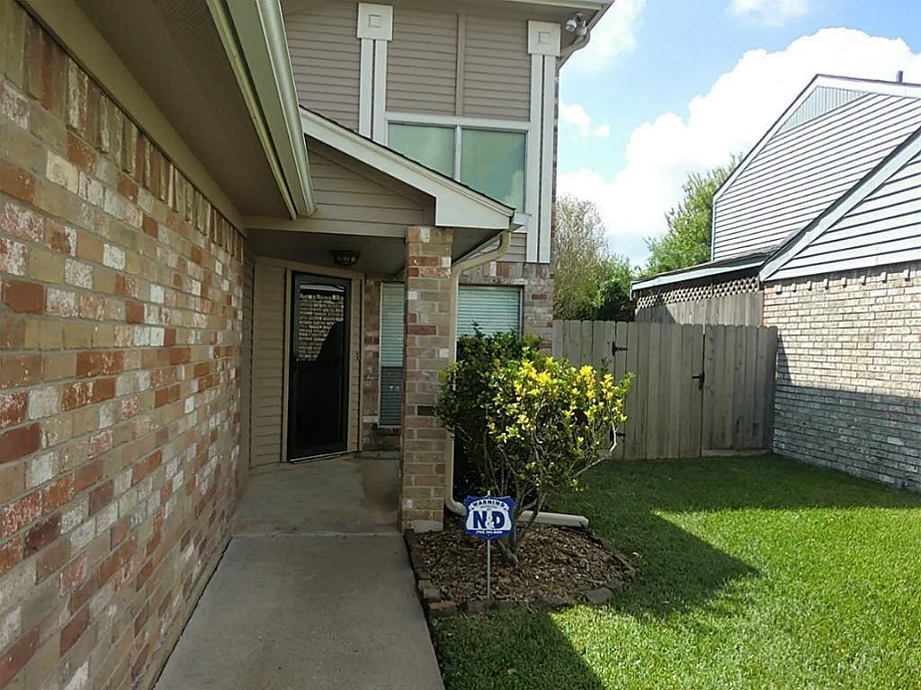 3 bed, 2.5 bath, 1926 sqft, $2,100 — Photo 2