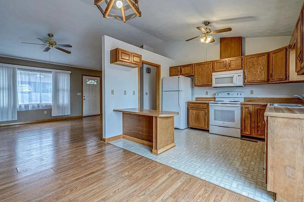 4209 Hillbrook Cir — Photo 3