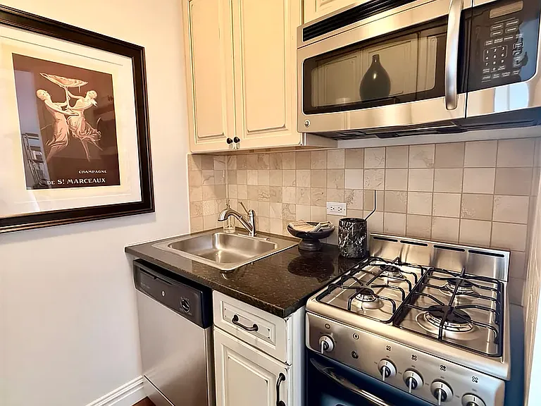 200 E 61st St #37C — Photo 5