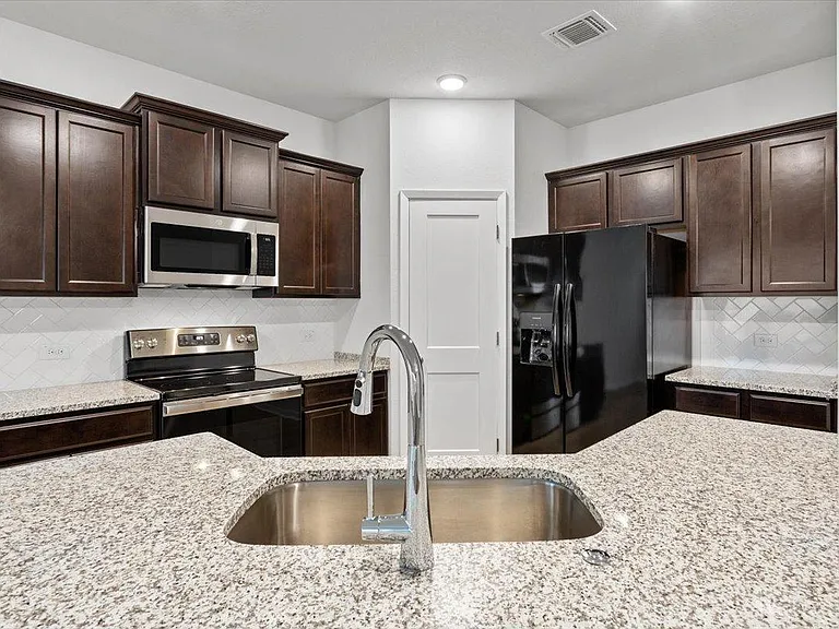 2720 Fox River Dr — Photo 8