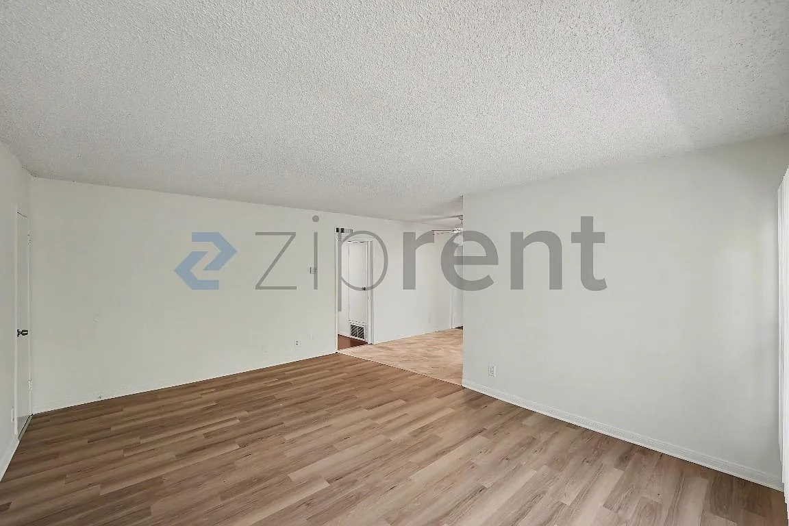 3 bed, 9000 sqft, $2,900 — Photo 2