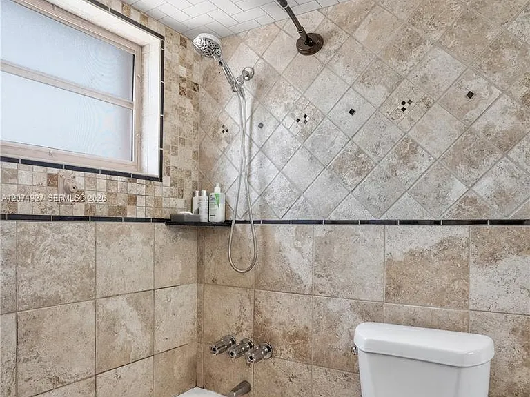 180 NE 12th Ave #18 — Photo 6