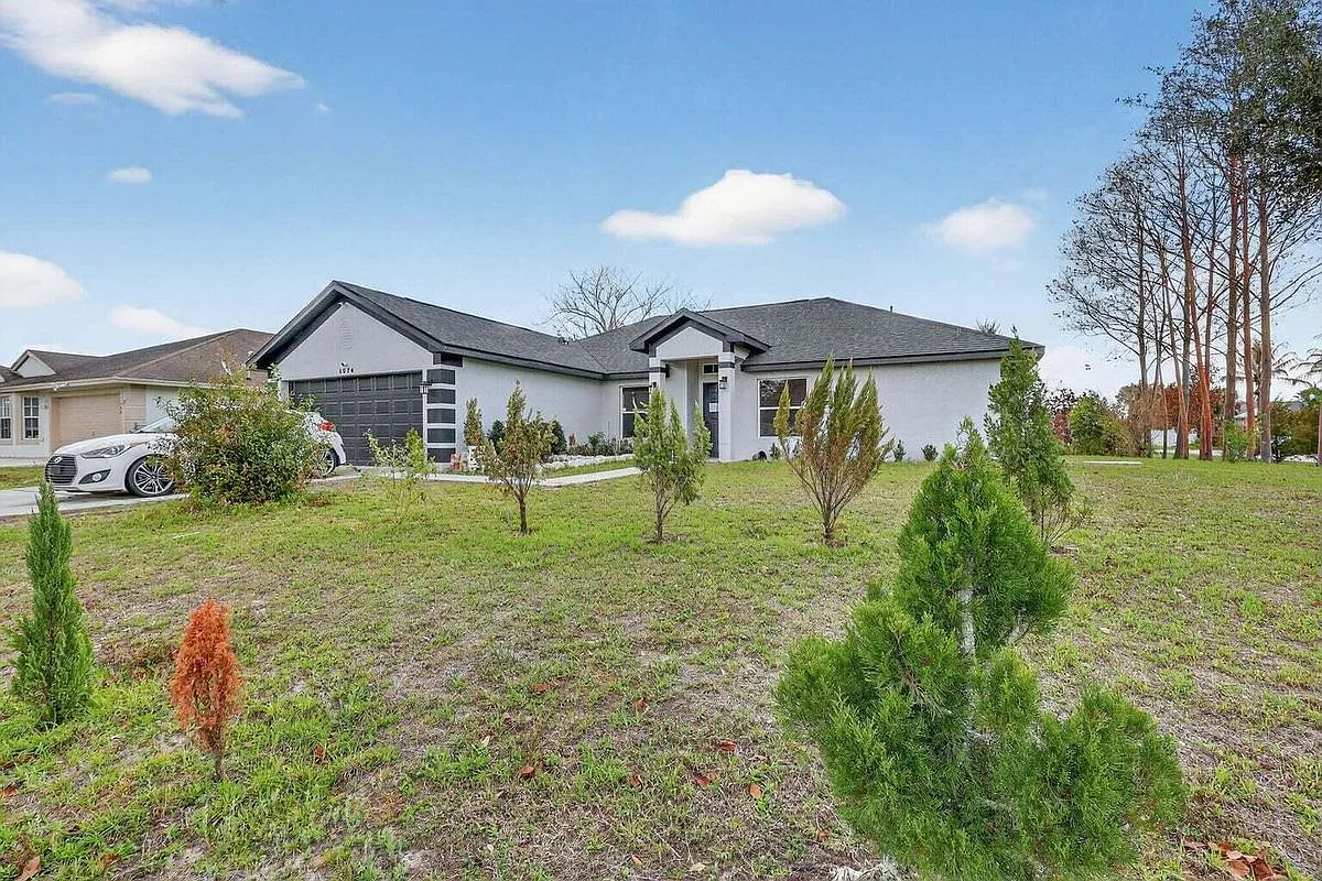 3 bed, 2.0 bath, 1858 sqft, $3,000 — Photo 1
