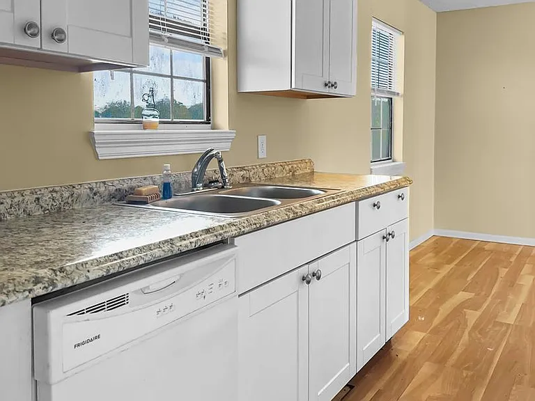 276 Daffin Pl — Photo 4