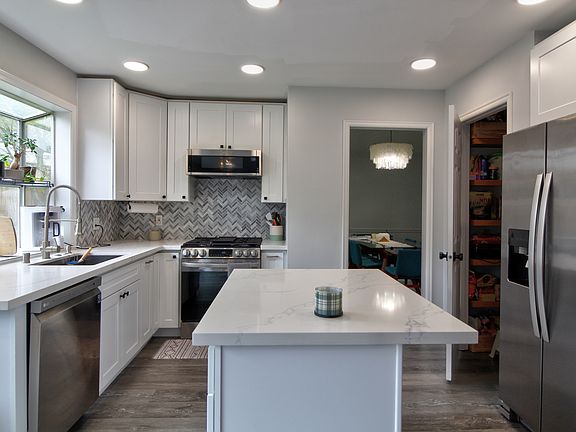 2nd image of 940 223rd Pl NE