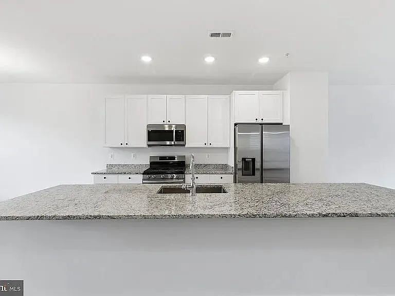 4 bed, 2128 sqft, $3,500 — Photo 3