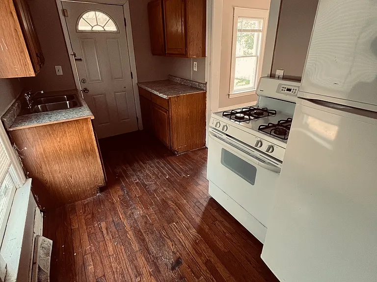40 Foster St — Photo 8