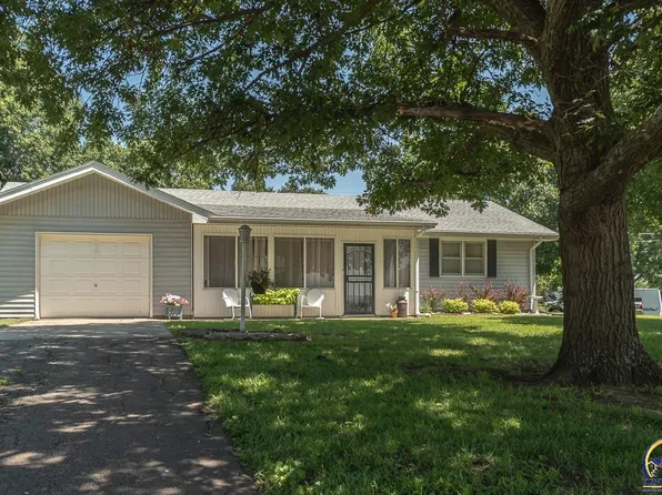 400 Kansa Dr, Ozawkie, KS 66070