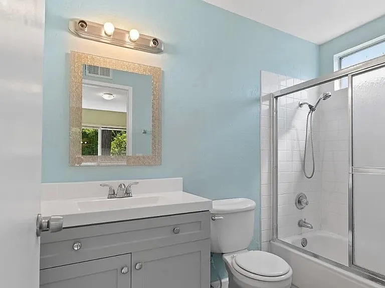Bathroom2 (Master)