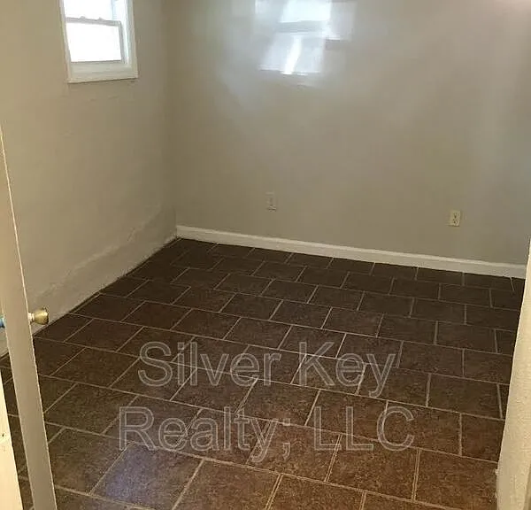107 Forrest Ave #7 — Photo 3
