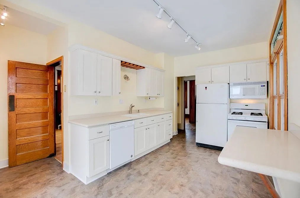 8 bed, $4,500 — Photo 2
