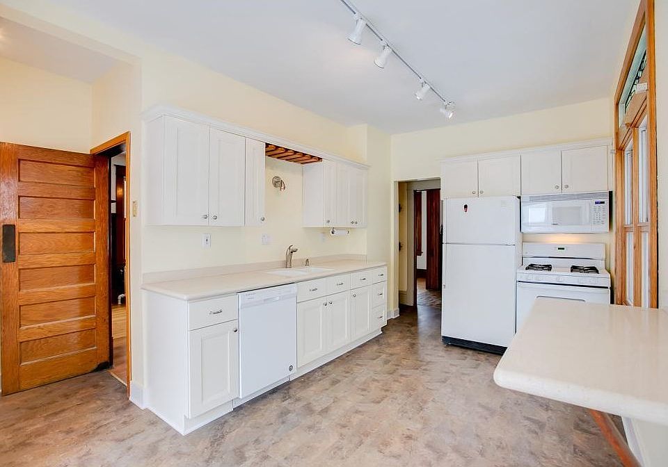 2nd image of 809 6th St SE #1