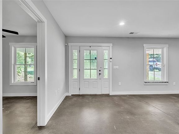 4th image of 111 Stevenson Dr
