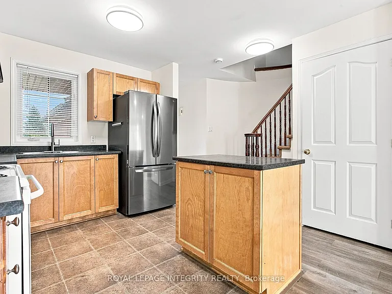 6 Crystal Park Cres — Photo 3