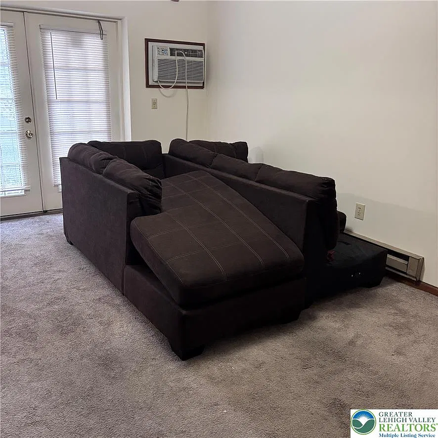 2027 Willow Park Rd — Photo 1