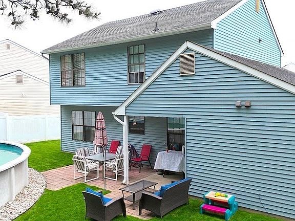 3rd image of 23 Chapel Cir