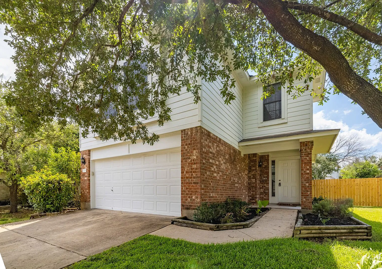 Beautiful 3-Bedroom Home in Cambridge | Soaring Ceilings, No Carpet & Huge Backyard! — Photo 2