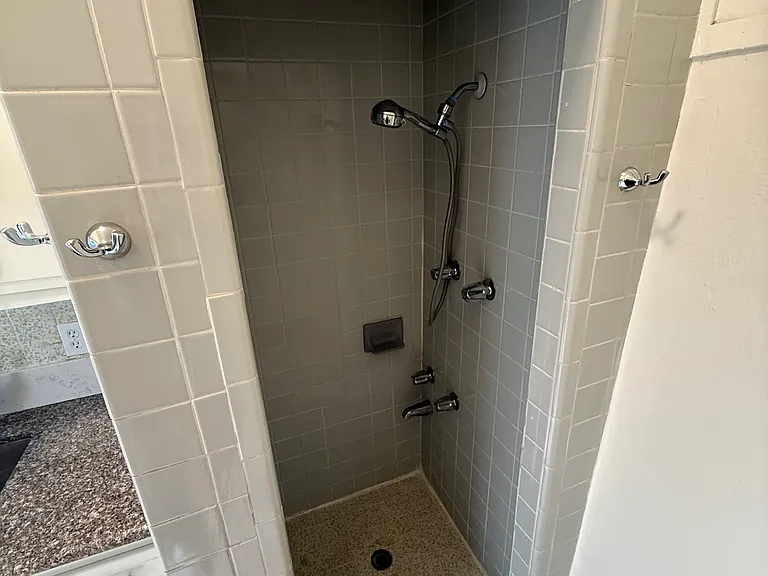 1525 Powell St — Photo 3