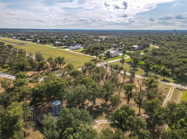 906 E Landings Dr, Granbury, TX 76049