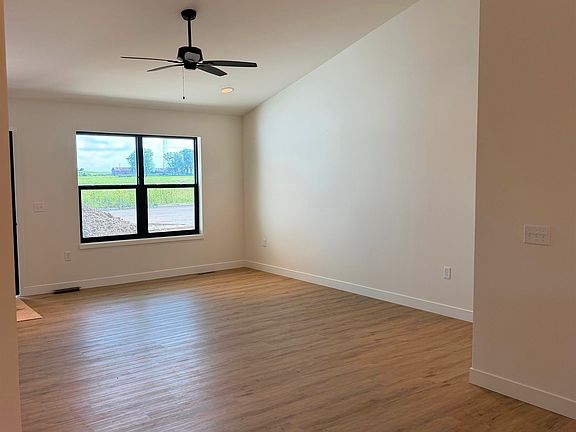 4th image of 984 Bell Cir