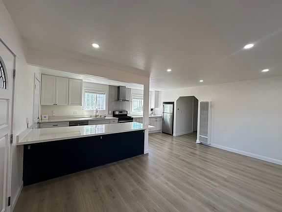 Spacious peninsula, perfect for cooking or casual dining.