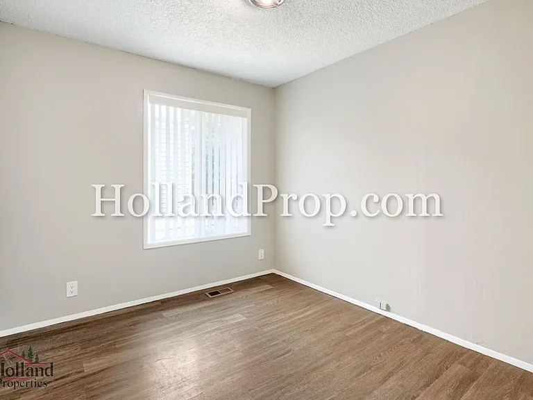 1974 NE Barberry Dr — Photo 16