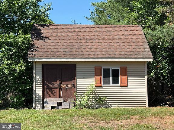 5th image of 37 John Andrews Dr