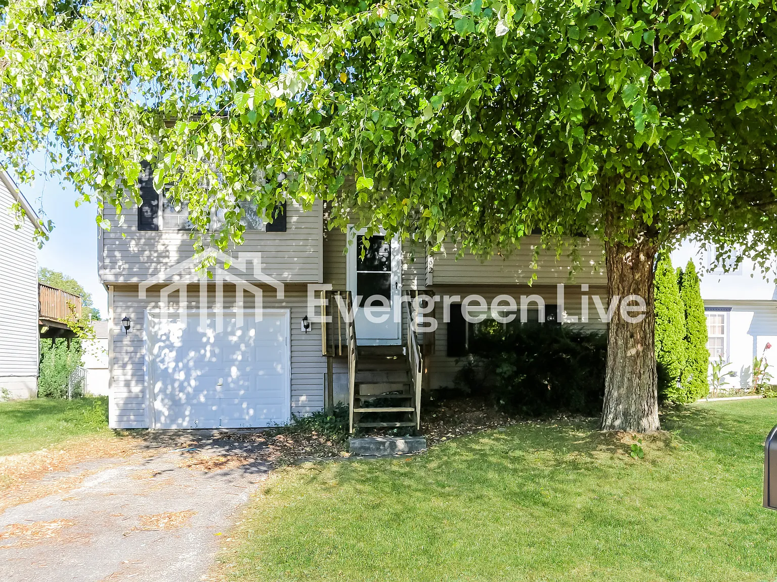 3 bed, 1.5 bath, 1094 sqft, $1,695 — Photo 2