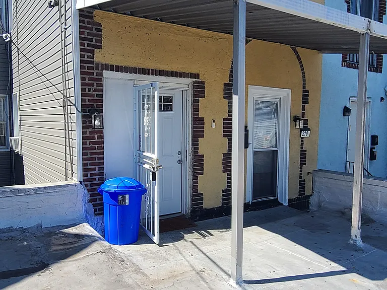 210 Long Ln — Photo 27