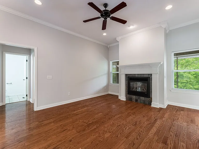 32 Latshaw Dr — Photo 2