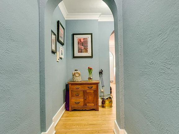 3rd image of 2724 N Pine Grove Ave APT 2