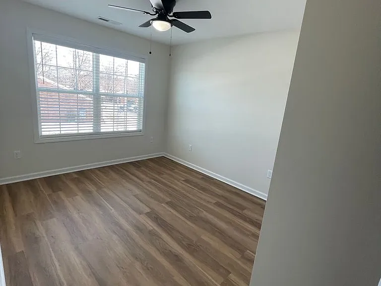 923 W 9th St — Photo 13