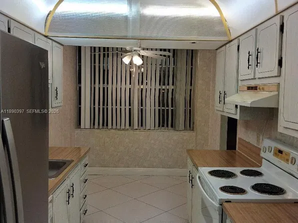 1300 Saint Charles Pl APT 319, Hollywood, FL 33026
