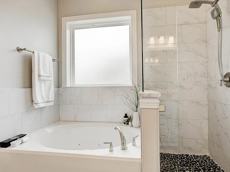 2700 Gladstone Dr — Photo 22