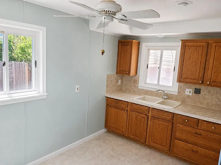 24335 Cottage Ln — Photo 8
