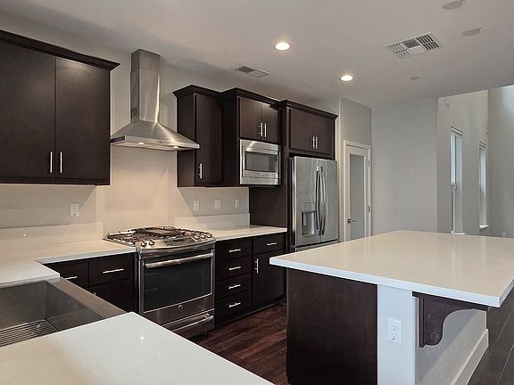 4th image of 409 10th St