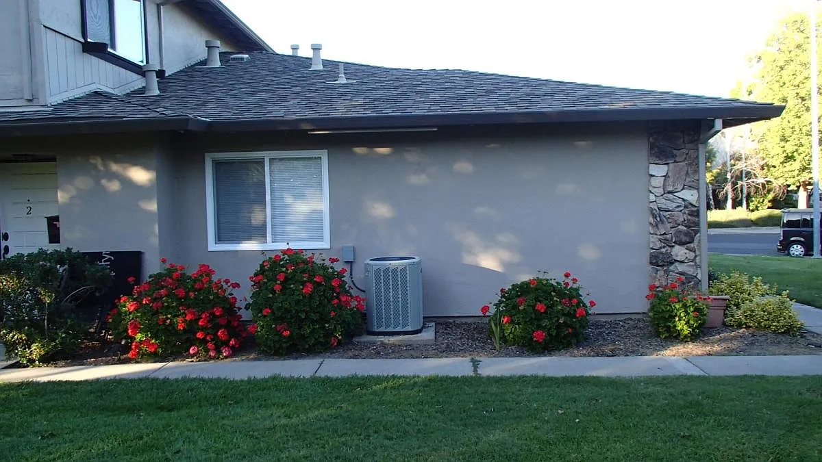 exterior side - 1001 Mohr Ln #1