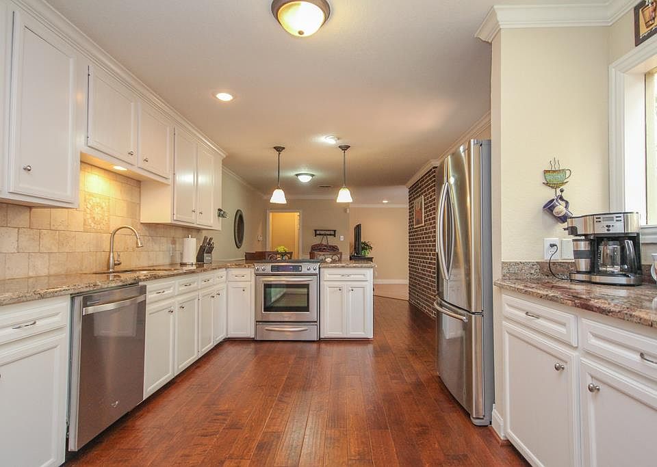 1st image of 3721 Manor Ln