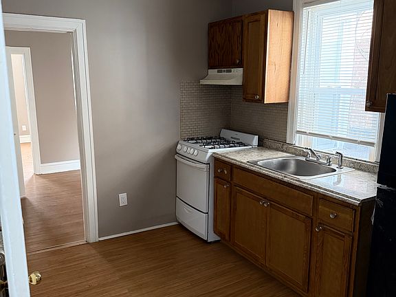 2nd image of 2913 N 22nd St Floor 2