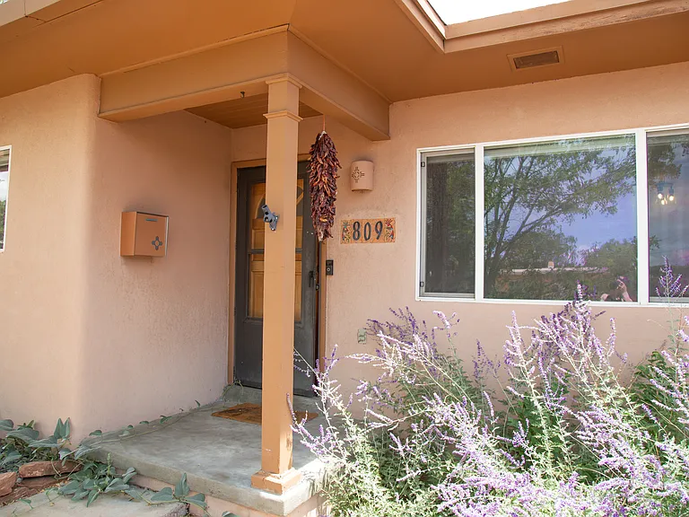 809 Rio Vista St — Photo 2
