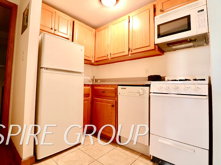 646 10th Ave #2B — Photo 2