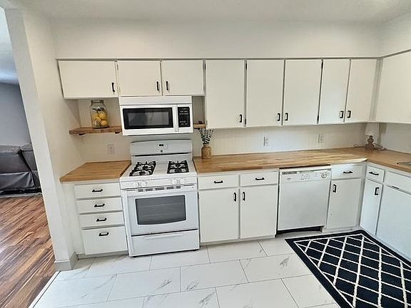 5th image of 303 W 1st St