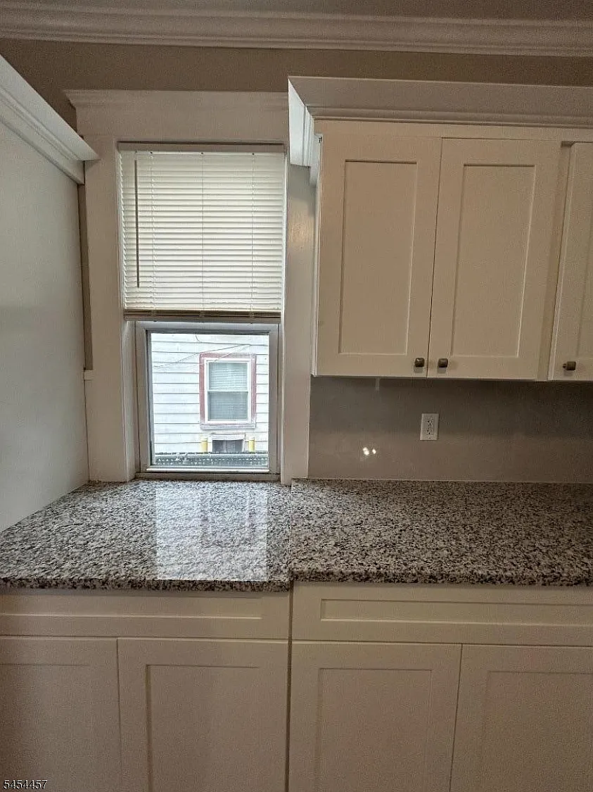 3 bed, 1.0 bath, 857 sqft, $2,950 — Photo 2
