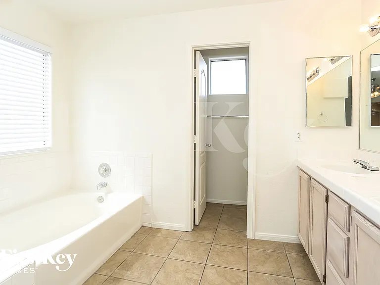4333 Matinee Ave — Photo 10