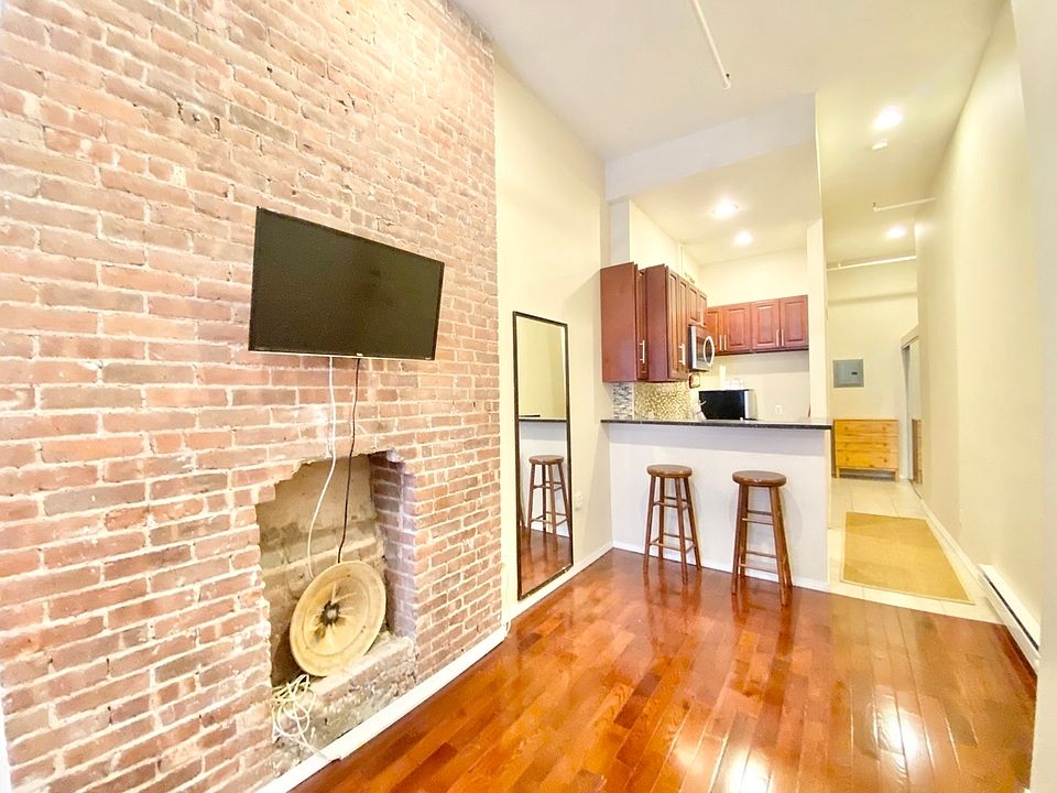 1st image of 358 W 46th St #101