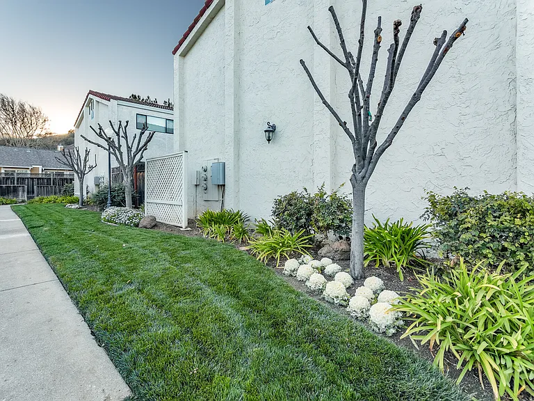 220 Berry Ct - Exterior
