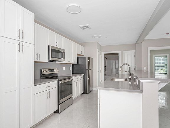 Plenty of Kitchen cabinets and storage