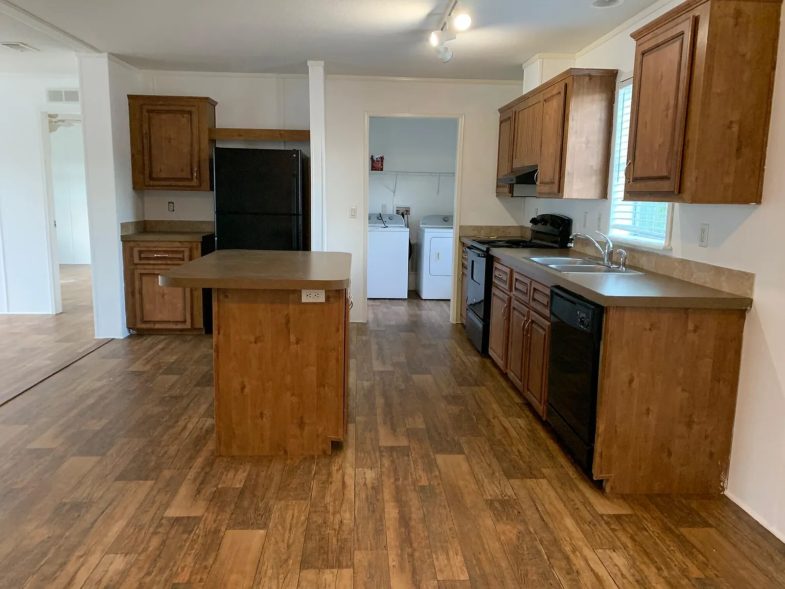 4 bed, 2.0 bath, 1512 sqft, $2,800 — Photo 2