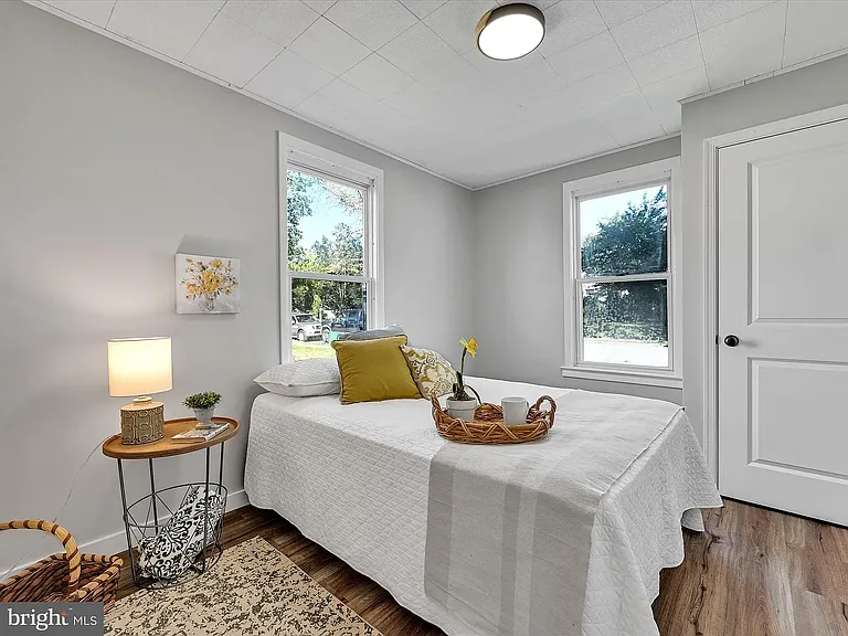 1320 Harding Ave — Photo 5