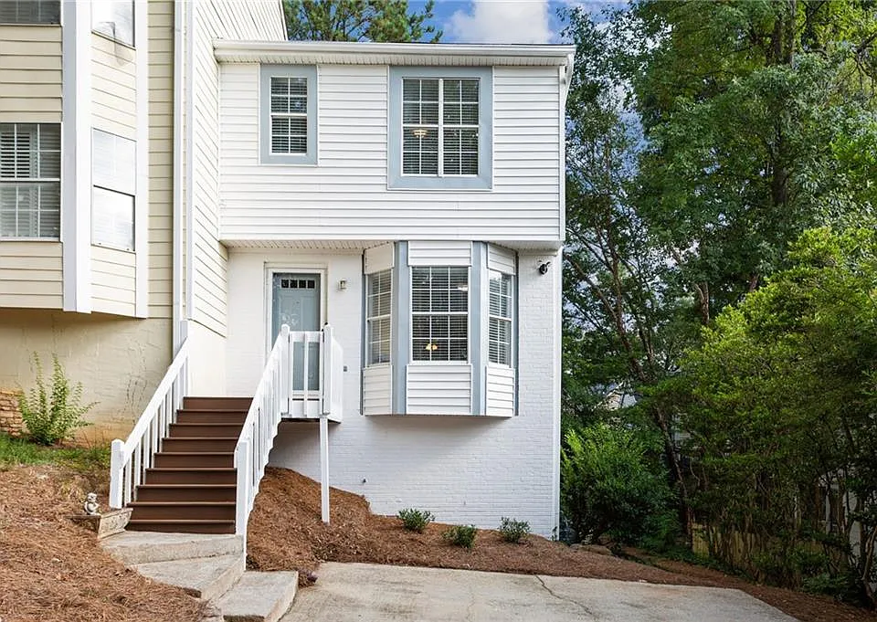 5212 Laurel Bridge Dr SE